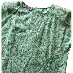 Queenie‎ Women’s Vintage Floral Blouse Sz M 100% Silk Button Rounded Hem Spring